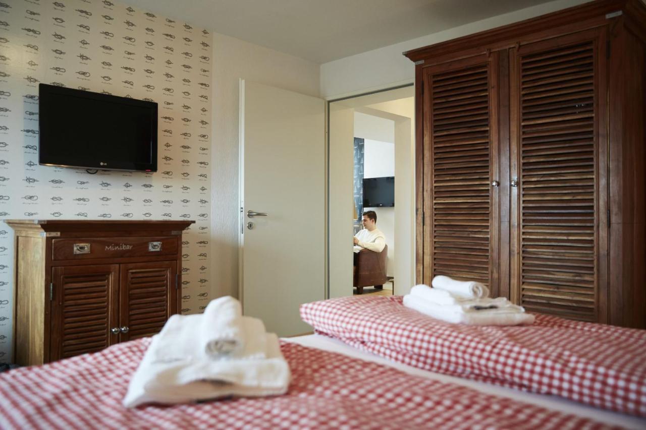 Bernstein-Hotel Bootshaus Бюзум Экстерьер фото